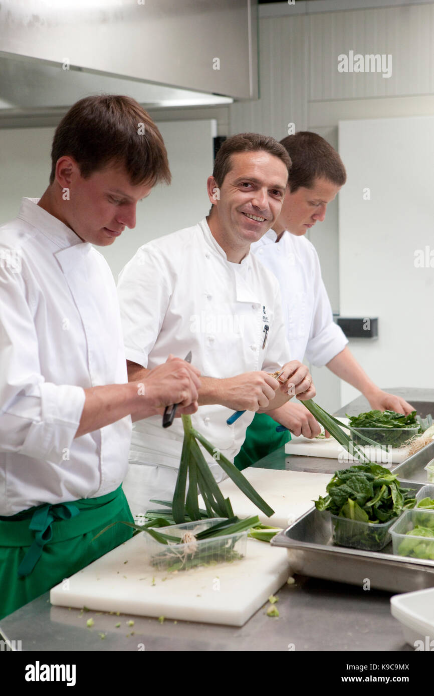 Europa/Francia/Midi-PyrŽnŽes/Aveyron/Laguiole: PrŽparation d'un contrefillet de bÏuf d'Aubrac, jus miso et lŽgumes de saison par Michel et SŽbastien Bra Foto Stock