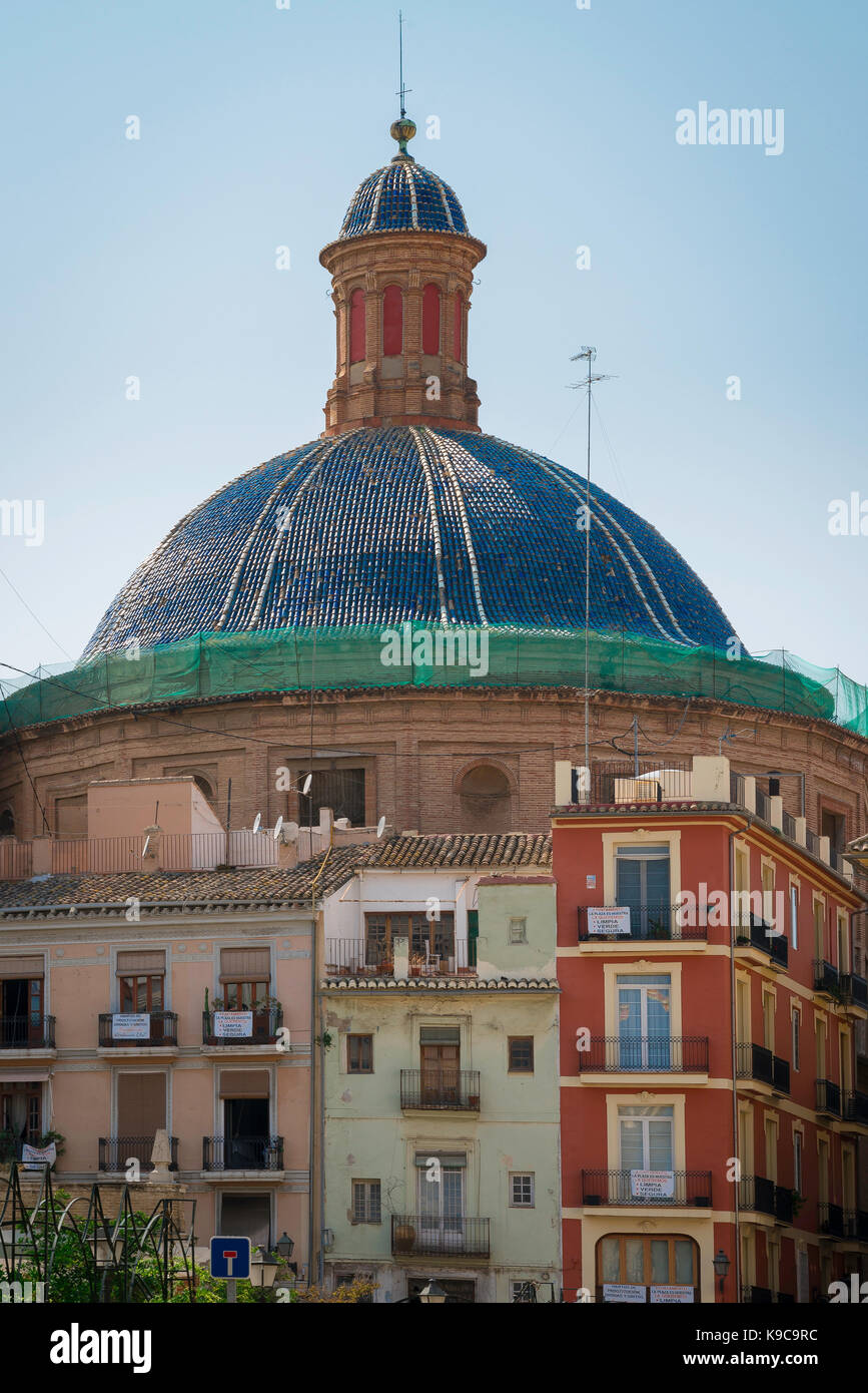 Valencia Spagna chiesa duomo, vista sulla cupola e cupola della Iglesia de las Escuelas chiesa nel quartiere della città vecchia di Valencia, Spagna. Foto Stock