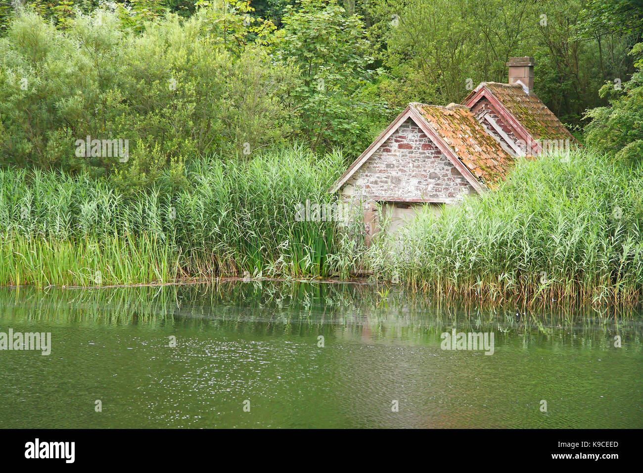 Casa isolata in un lago scozzese Foto Stock