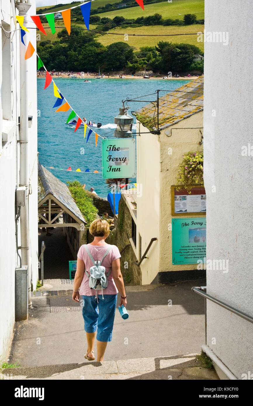 Donna che cammina per il traghetto in Salcombe - devon - Regno Unito Foto Stock