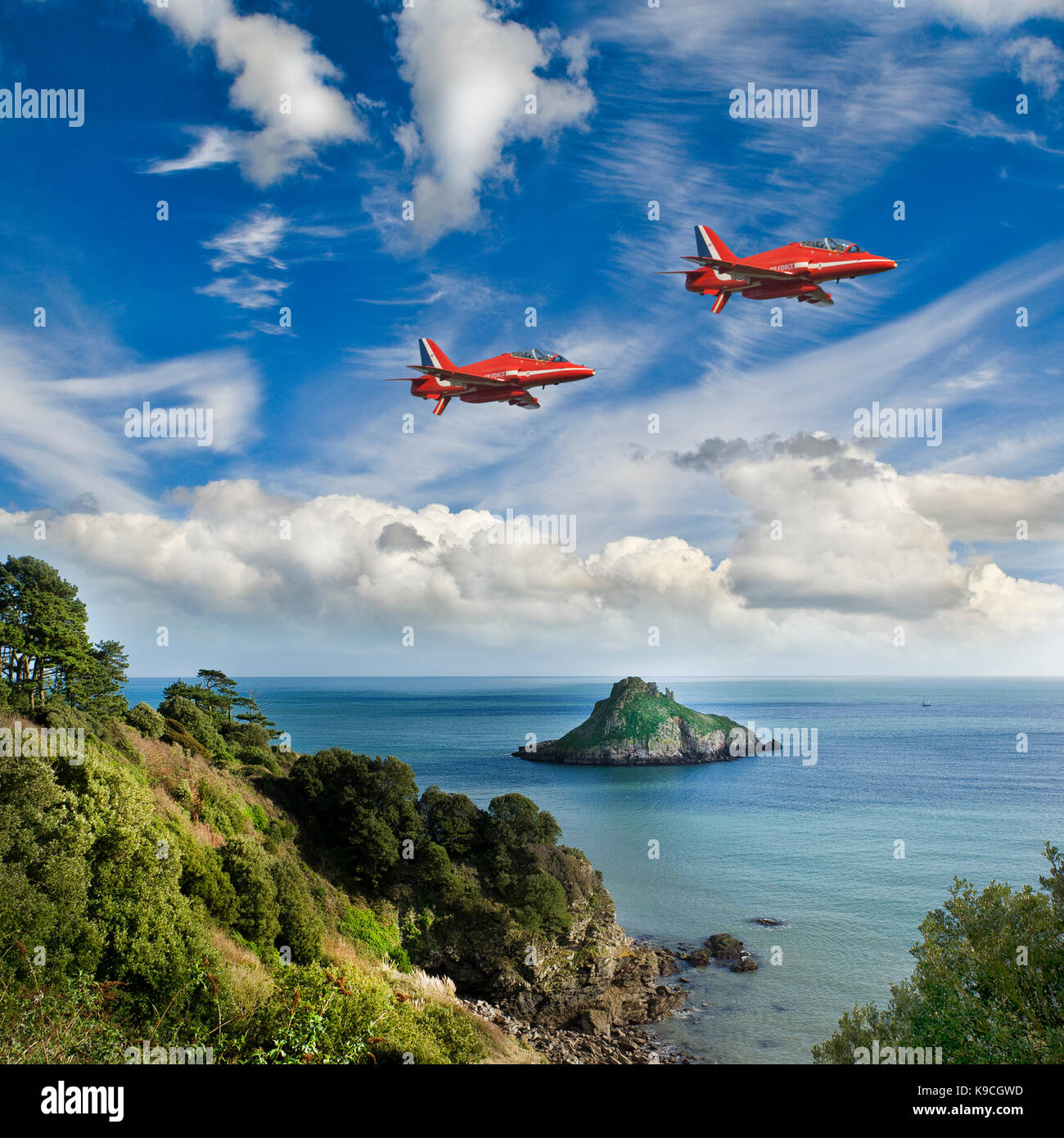 Composito di due aviogetti Hawk da frecce rosse aerobatic team volando a bassa quota sopra la Thatcher rock, Torquay in Devon Regno unito su una soleggiata giornata estiva. Foto Stock