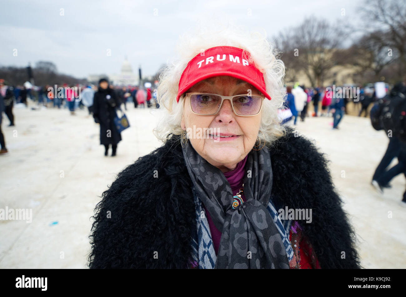 Washington DC, Stati Uniti d'America - 20 Gennaio 2017: un anziano Trump femmina sostenitore attende di vedere Trump giurato in come il quarantacinquesimo Presidente del Regno sta Foto Stock