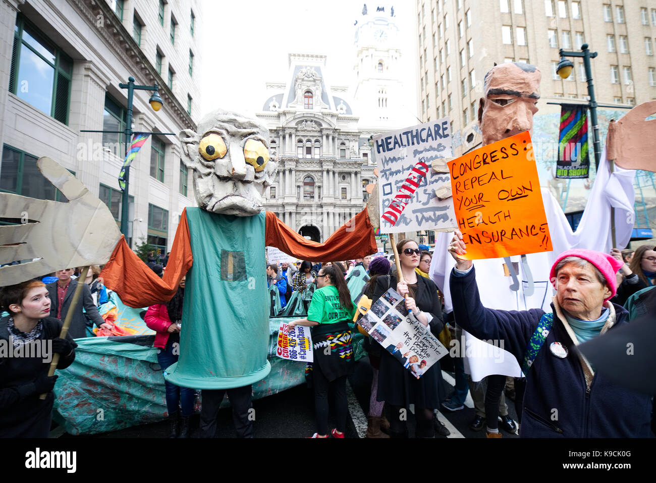 Philadelphia, PA, Stati Uniti d'America - 26 gennaio 2017; migliaia interessati circa la sanità e abrogazione del ACA protestare fuori come presidente Donald Trump arr Foto Stock