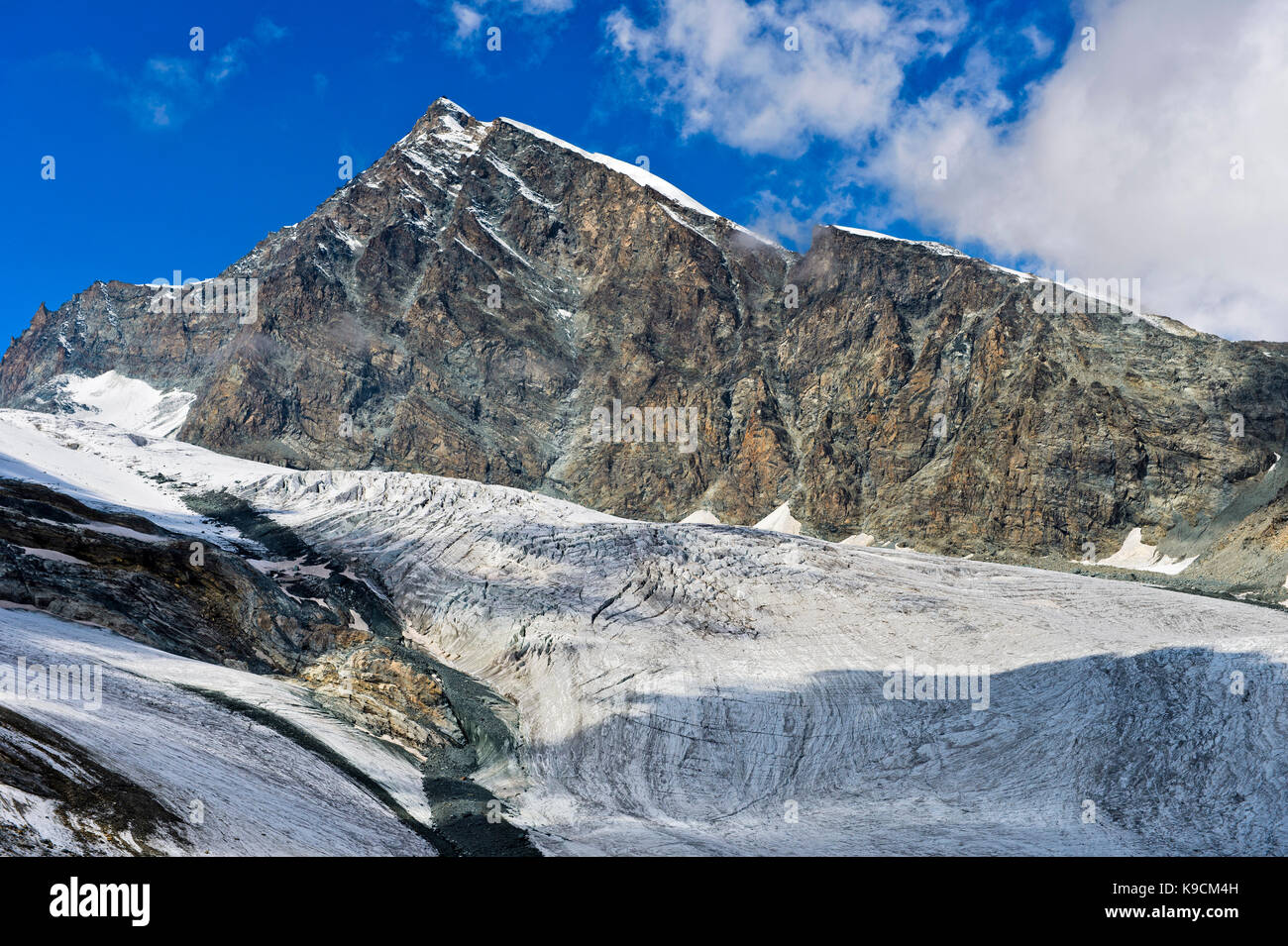 Il picco allalinhorn sorge sopra il ghiacciaio allalingletscher, Saas fee, Vallese, Svizzera Foto Stock