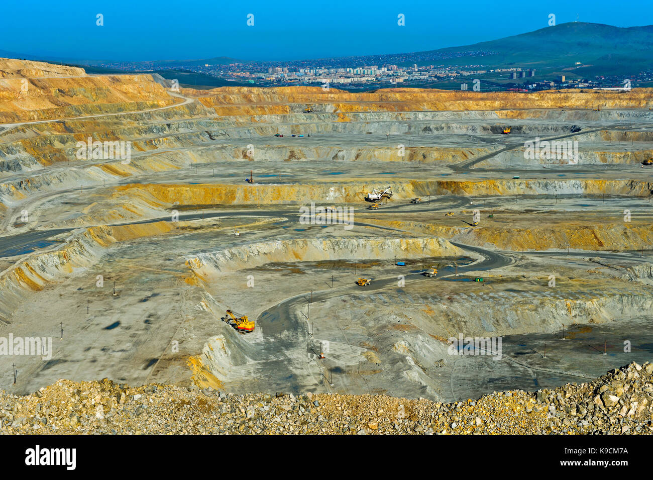 Banchi di un open-pit miniera di rame del erdenet mining corporation emc, città di erdenet dietro, erdenet, Mongolia Foto Stock