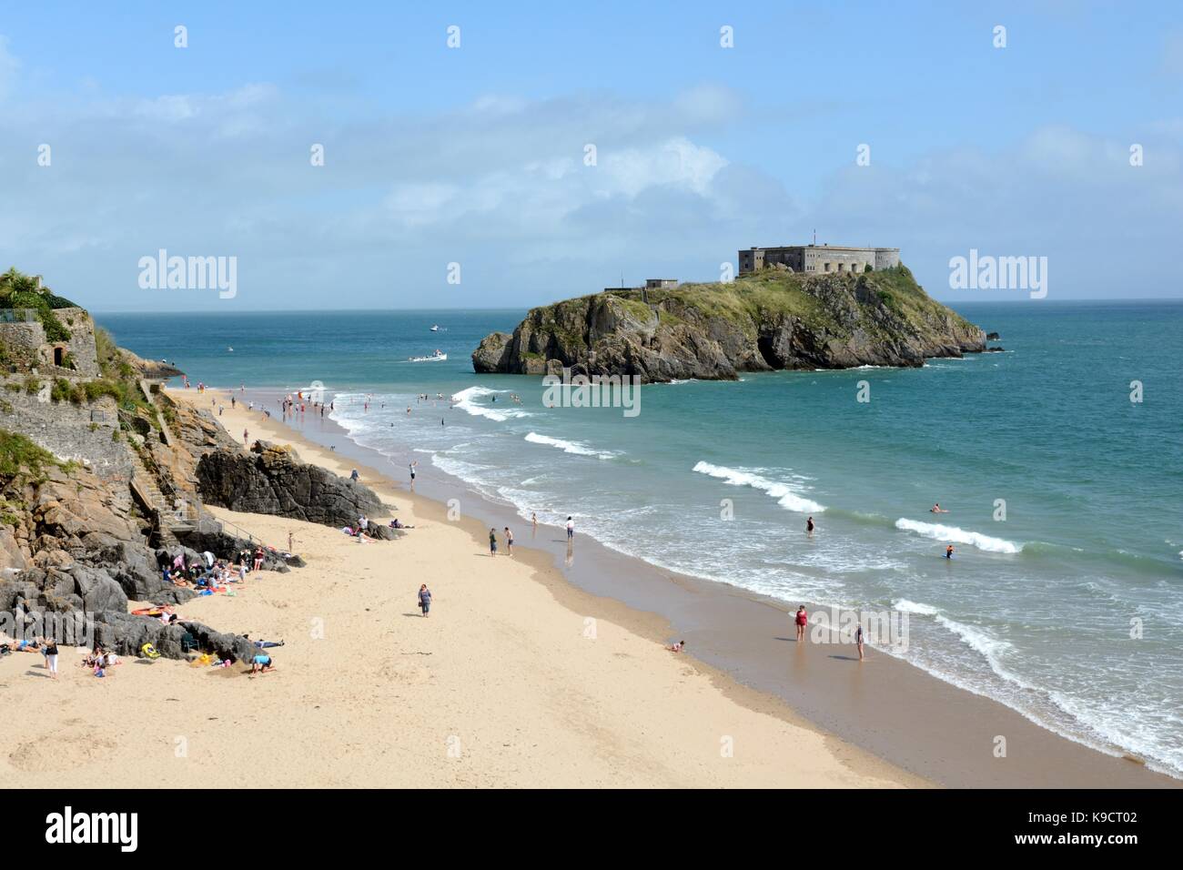 South Beach Tenby e St Catherines isola su una giornata d'estate Pembrokeshire Wales Cymru REGNO UNITO GB Foto Stock