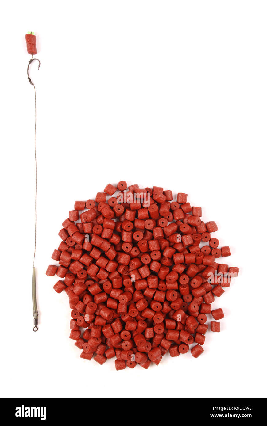 Esche da pesca con gancio e rosso pre-forato halibut pellets per la pesca alla carpa isolato su sfondo bianco con ombra morbida Foto Stock