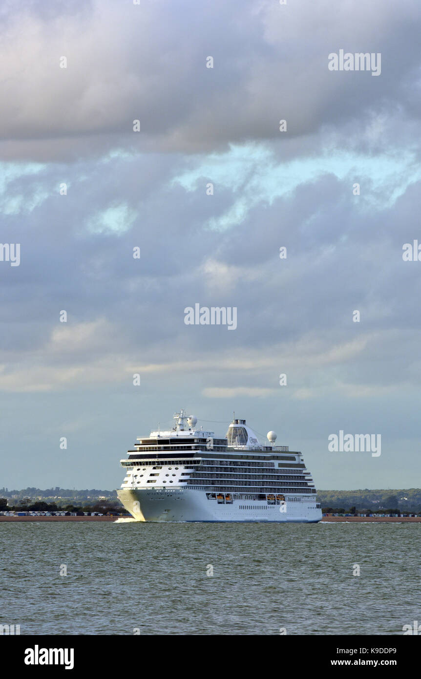 I sette mari explorer regent in nave da crociera il solent off di Southampton acqua avvicinando o lasciare la porta per un viaggio di vacanza attraverso gli oceani. Foto Stock