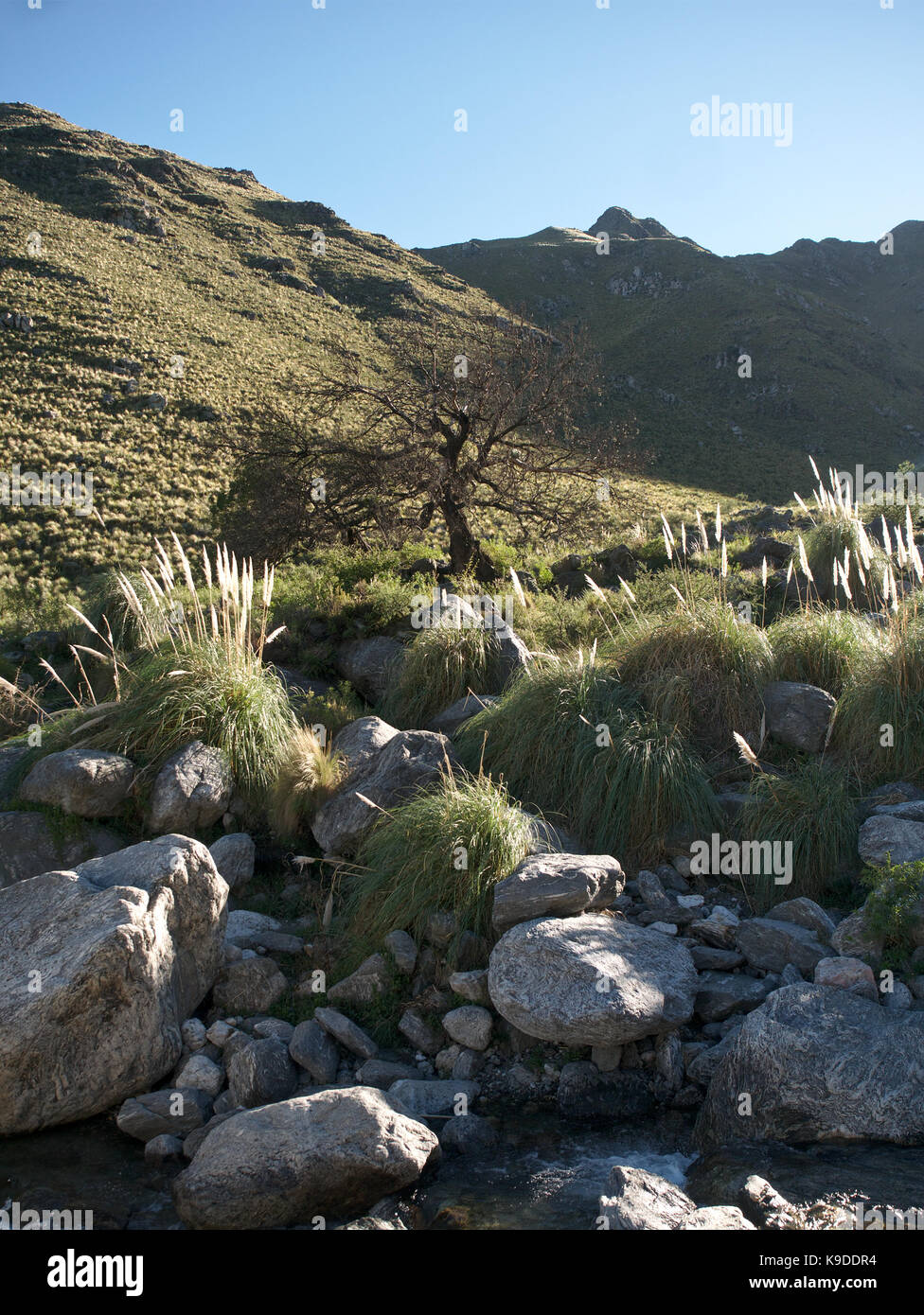 Villa de Merlo, San Luis, Argentina - 2017: Il torrente Pasos malos sulle montagne, situato ai confini della città. Foto Stock