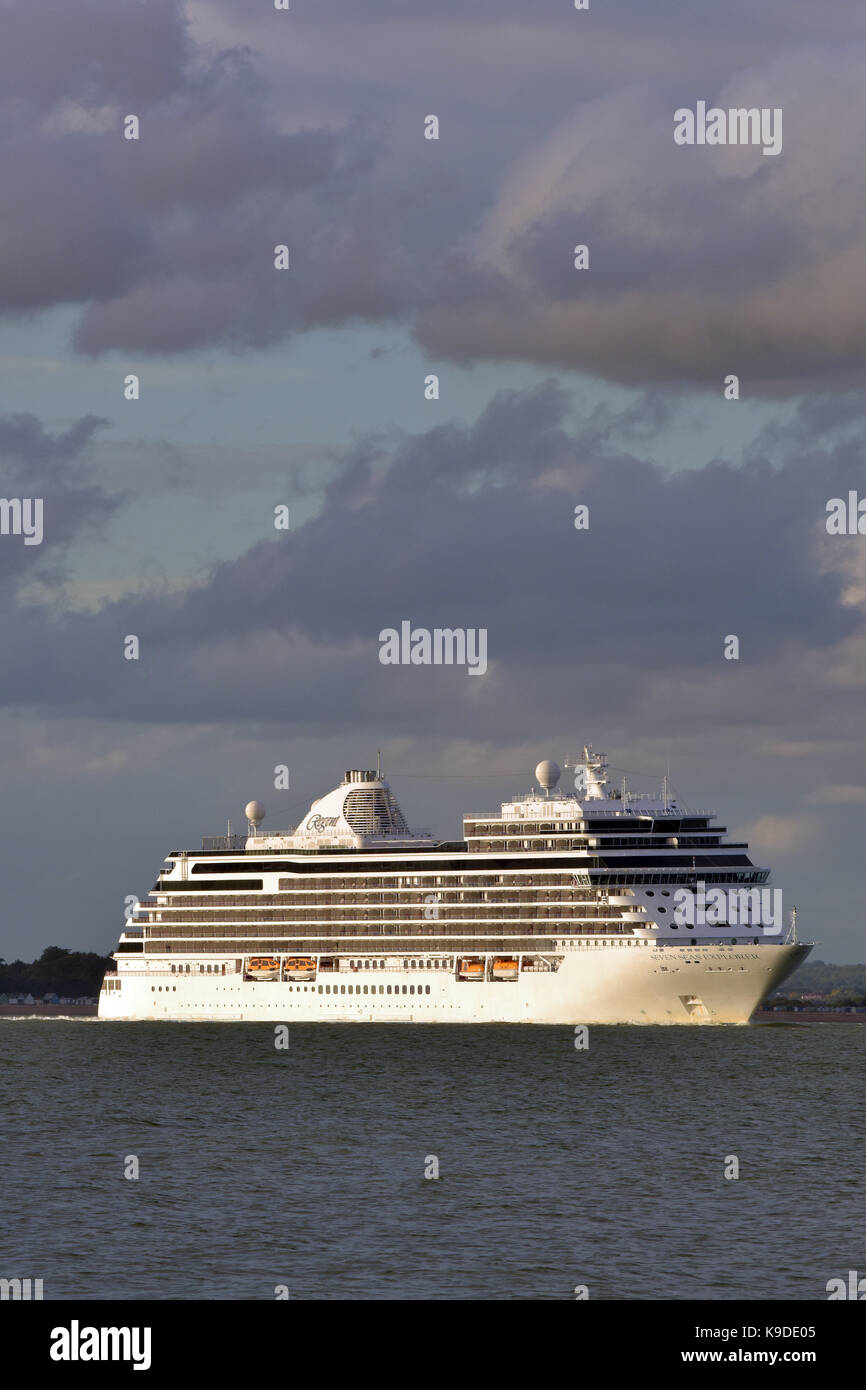 I sette mari explorer regent in nave da crociera il solent off di Southampton acqua avvicinando o lasciare la porta per un viaggio di vacanza attraverso gli oceani. Foto Stock