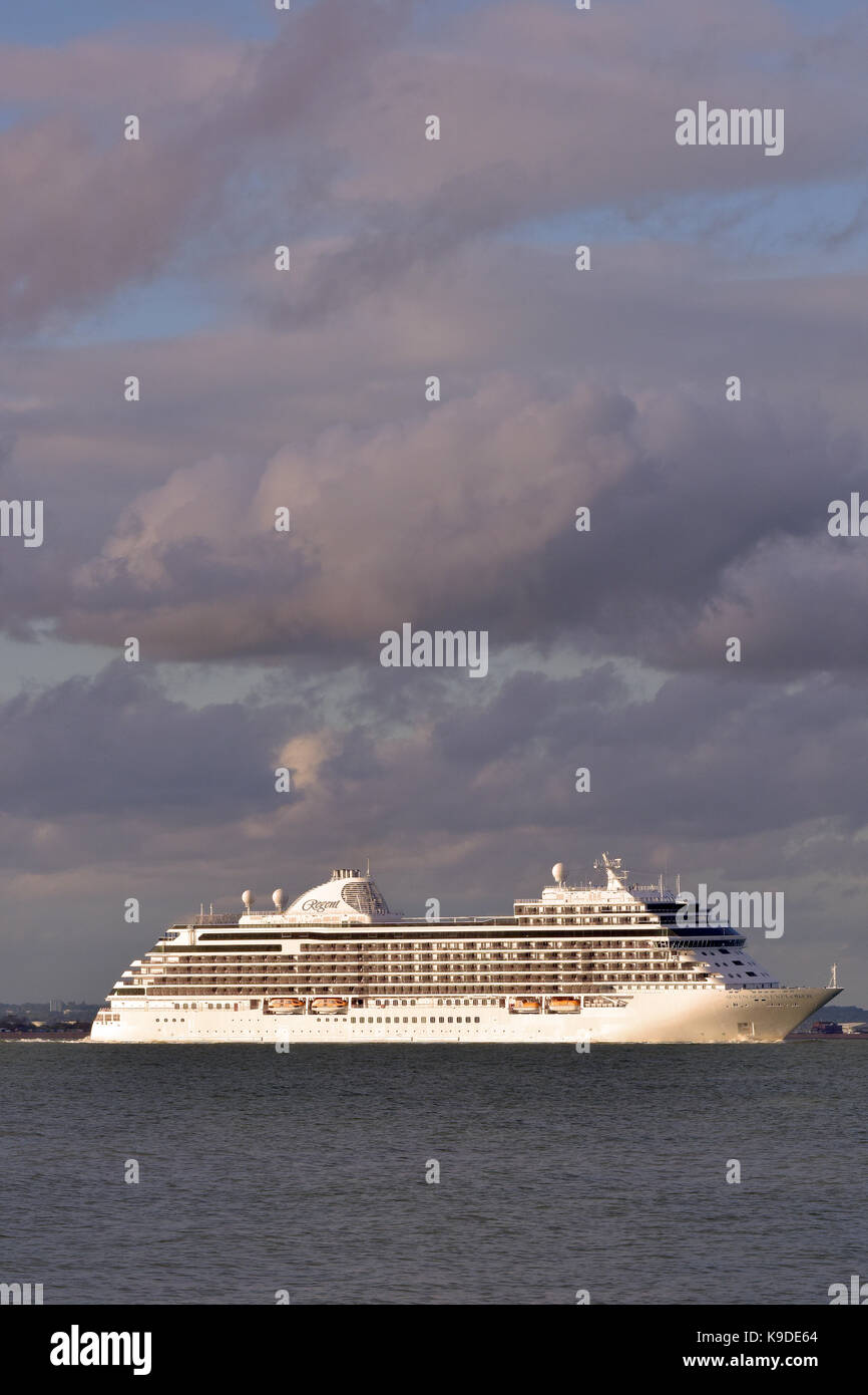 I sette mari explorer regent in nave da crociera il solent off di Southampton acqua avvicinando o lasciare la porta per un viaggio di vacanza attraverso gli oceani. Foto Stock