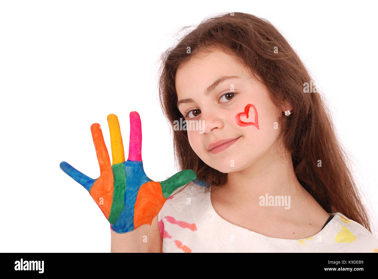 Ritratto di adorabili sorridente bambina con le mani colorate e abiti isolato su uno sfondo bianco. cose-up Foto Stock