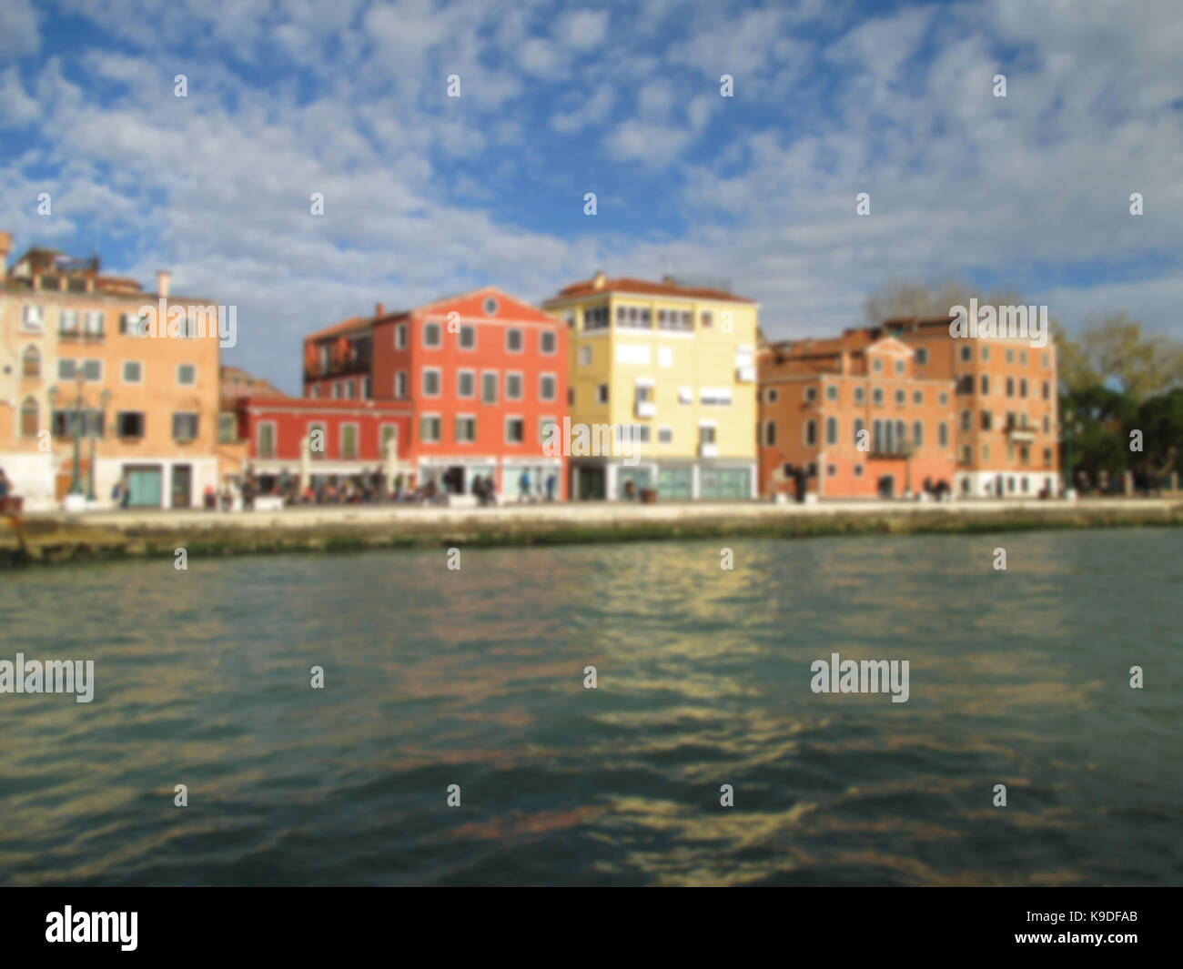 Abstract sfocato di variopinti edifici tradizionali lungo il canal Grande di Venezia, Italia Foto Stock
