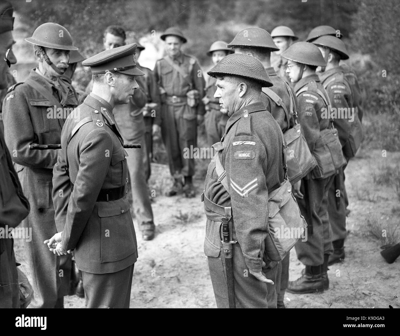 King George VI ispezionando la casa della guardia durante la Seconda Guerra Mondiale Foto Stock
