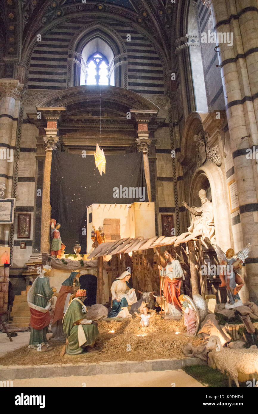 L'Italia, siena - 26 dicembre 2016: il punto di vista del tradizionale presepe natalizio paesaggio nel duomo di Siena. Cattedrale Metropolitana di santa maria assunta sulla de Foto Stock