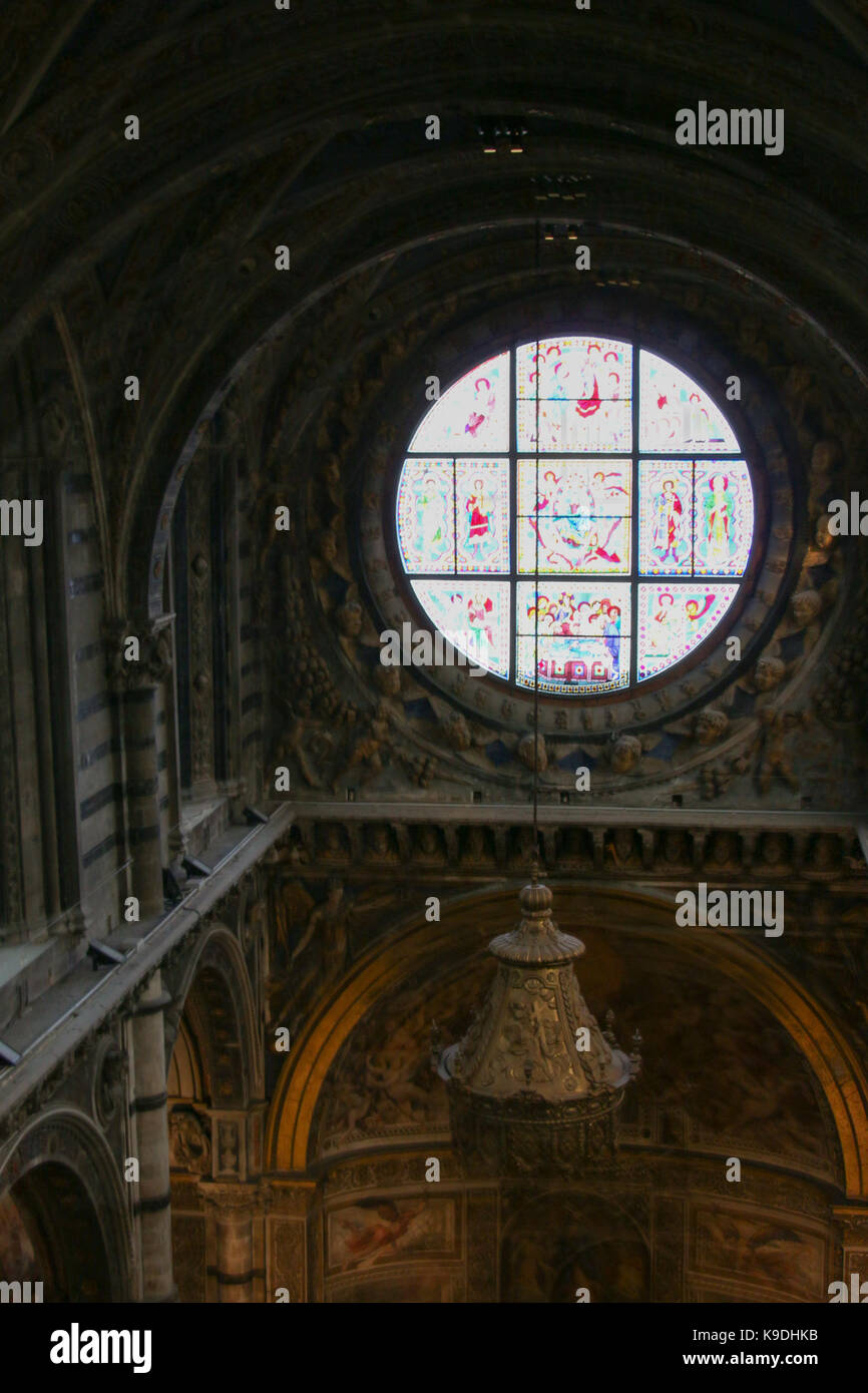 L'Italia, siena - 26 dicembre 2016: vista interna della Cattedrale metropolitana di santa maria assunta. Duccio di Buoninsegna è vetrata della Foto Stock