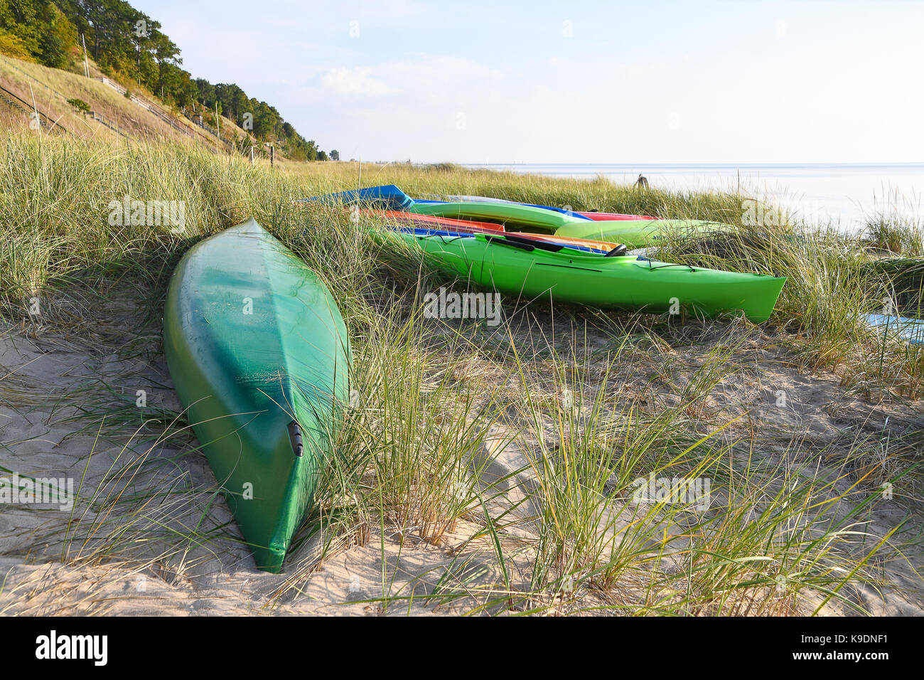 Kayaks colorati in dune erba sul lago michigan shore Foto Stock