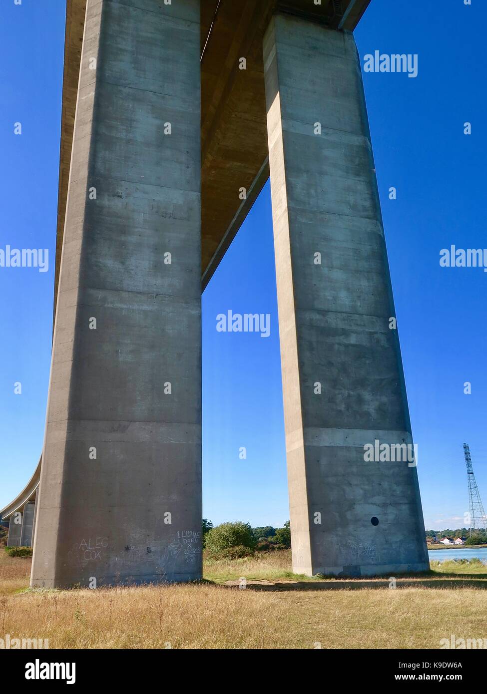 Due di orwell bridge gigante gambe di supporto. fiume orwell, Ipswich, Suffolk, Regno Unito. Foto Stock