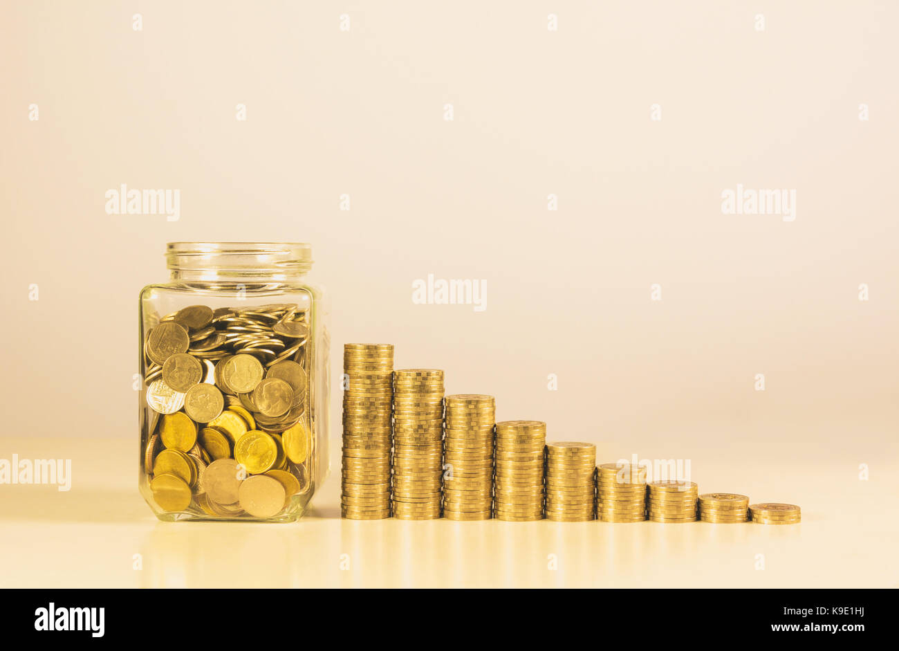 Monete in vaso con denaro pila passo crescente di denaro, concetto di business Finanza e investimenti di risparmio. Foto Stock