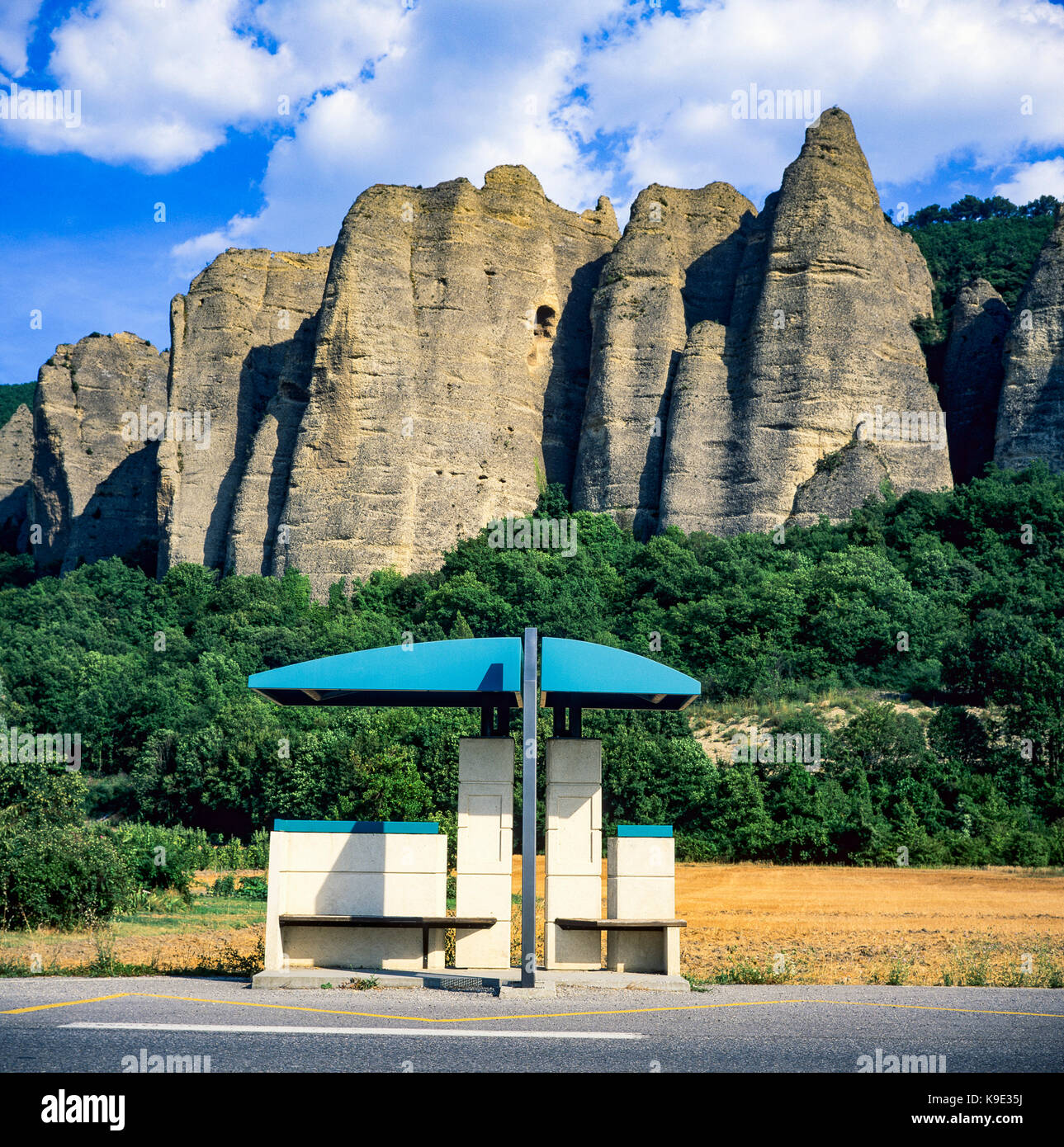 Fermata bus, Les Pénitents des Mées formazione di roccia, scogliere, Les Mées, valle della Durance, Alpes-de-Haute-Provence, Francia, Europa Foto Stock