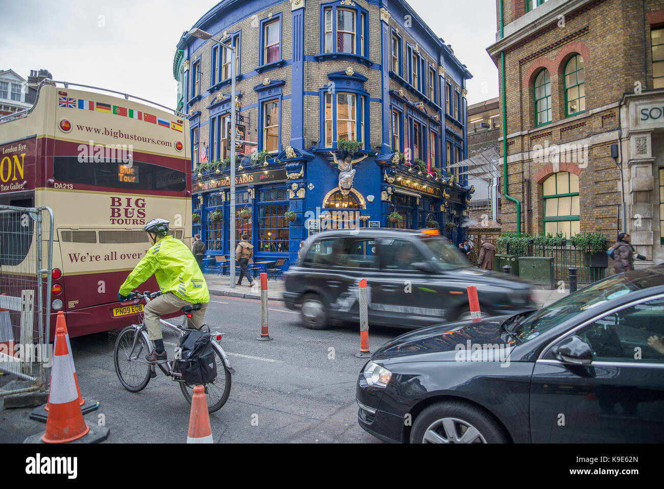 Tooley Street, traffico Pub di Londra, Gran Bretagna Foto Stock