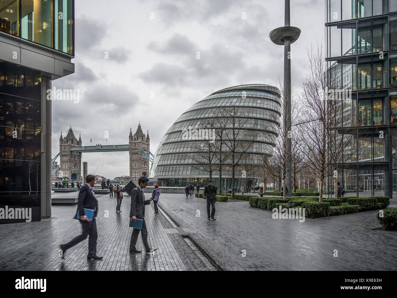 Il Tower Bridge e il Municipio visto da più Londra Riverside, Londra, Gran Bretagna Foto Stock