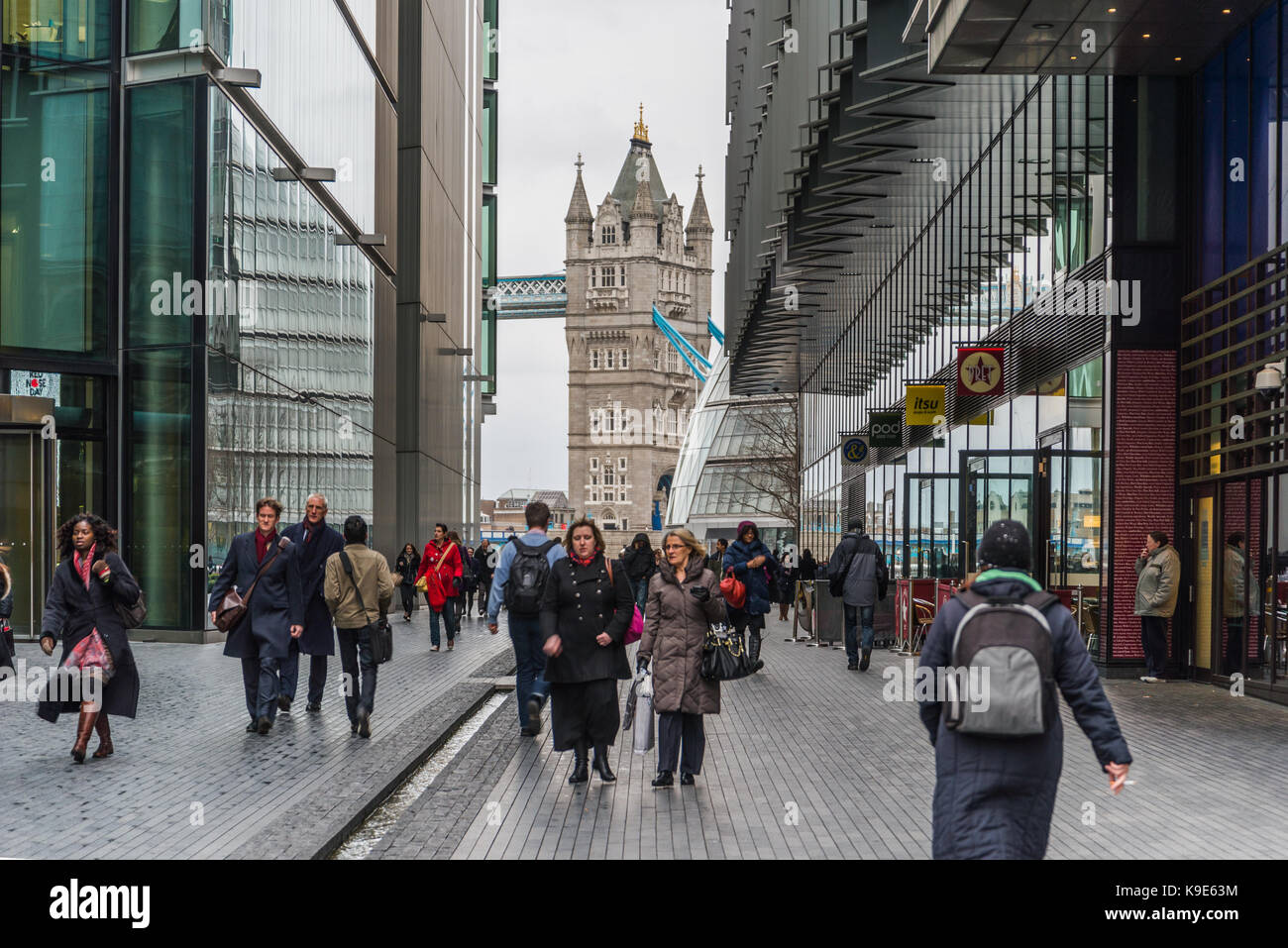 Il Tower Bridge visto da più Londra Riverside, Londra, Gran Bretagna Foto Stock