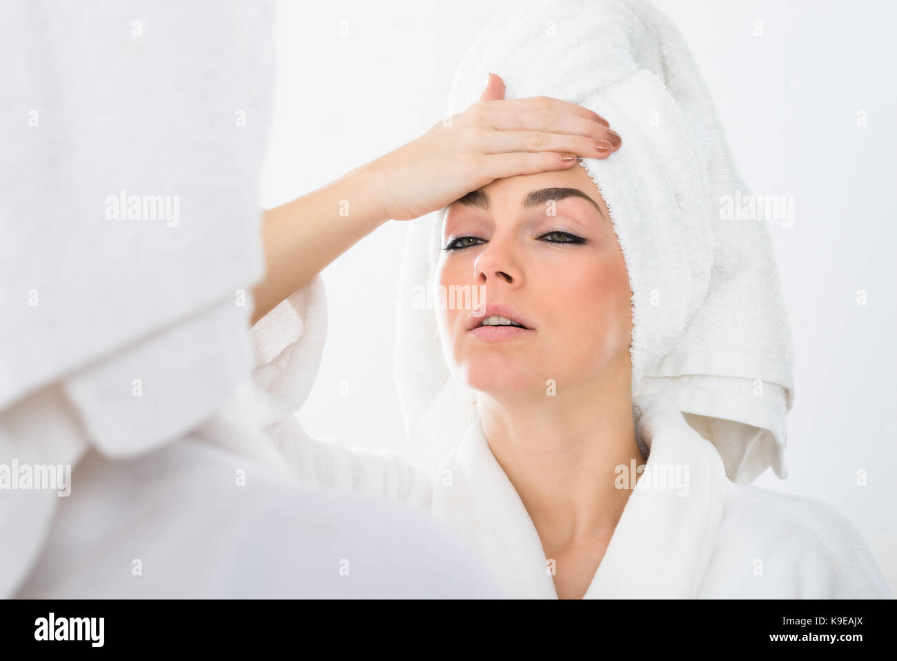 Close-up di una donna in accappatoio affetti da febbre Foto Stock