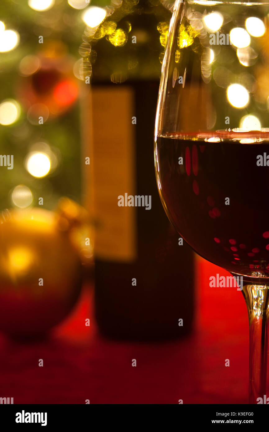 Bottiglia e bicchiere di vino con l'albero di natale Foto Stock