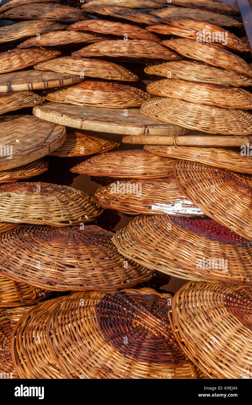 Pile di round, reed, tessuti picnic titolari della piastra. Foto Stock