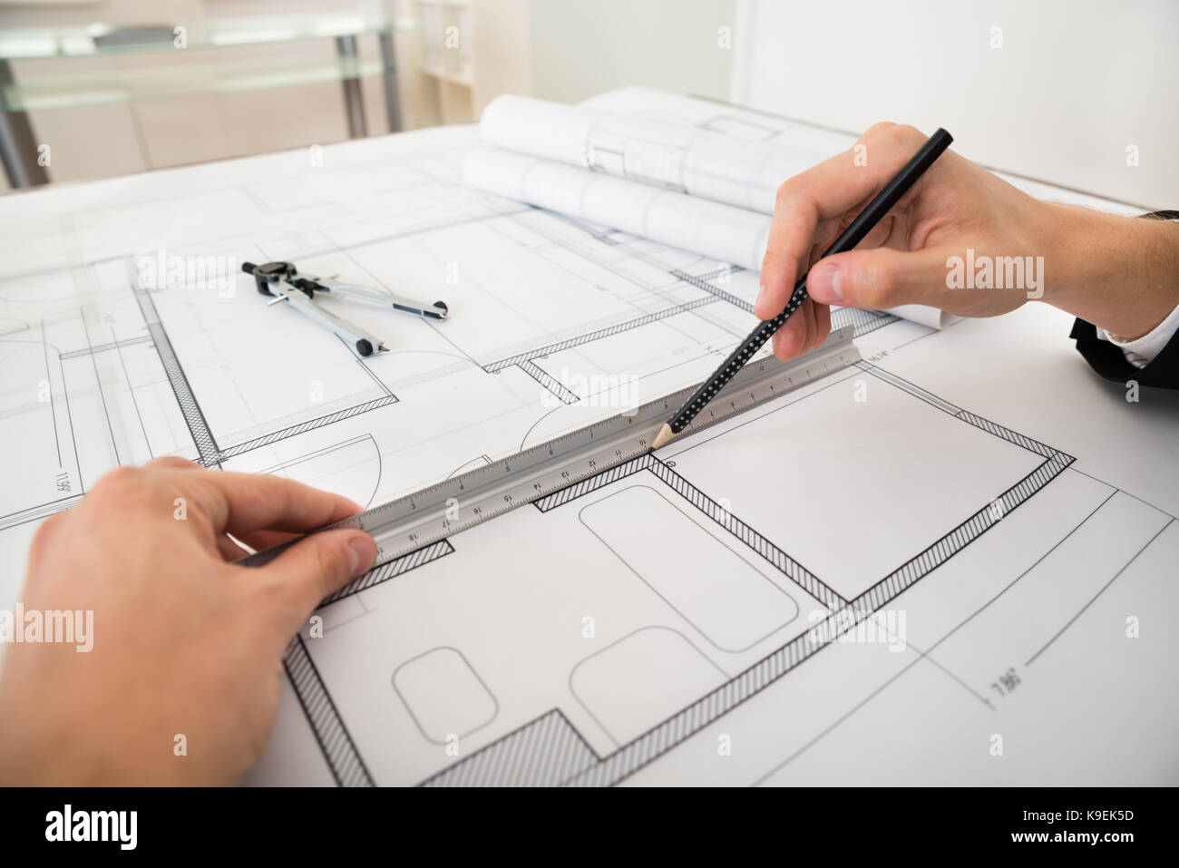 Close-up di ingegnere diagrammi di disegno con la matita e il righello sulla carta cianografica Foto Stock