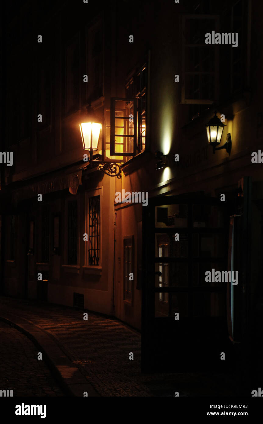 Notte a piedi nella città vecchia di Praga (Praha, praga), Repubblica ceca capitale Foto Stock