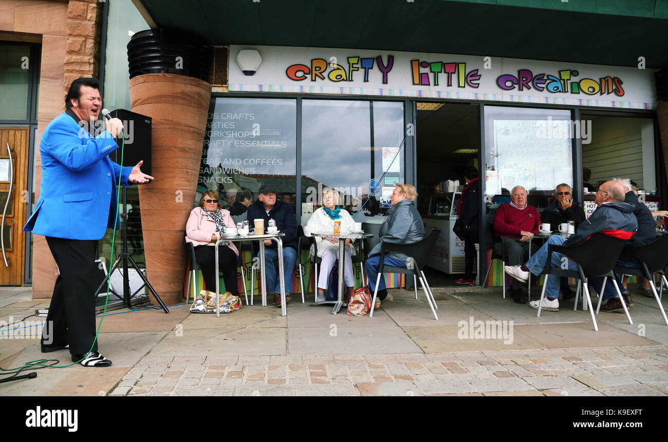 Nella foto: Un Elvis Presley impersonator esegue al di fuori di un cafe a Porthcawl lungomare. Venerdì 22 Settembre 2017 Re: Porthcawl Elvis Festival 2017, a Foto Stock