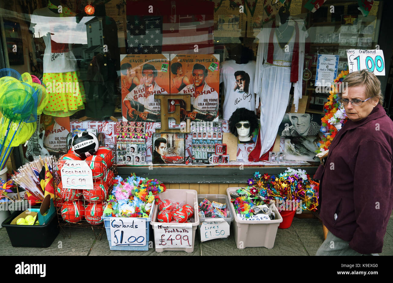 Nella foto: Elvis Presley memorabilia e accessori in vendita presso un negozio locale. Venerdì 22 Settembre 2017 Re: Porthcawl Elvis Festival 2017, all'seasid Foto Stock