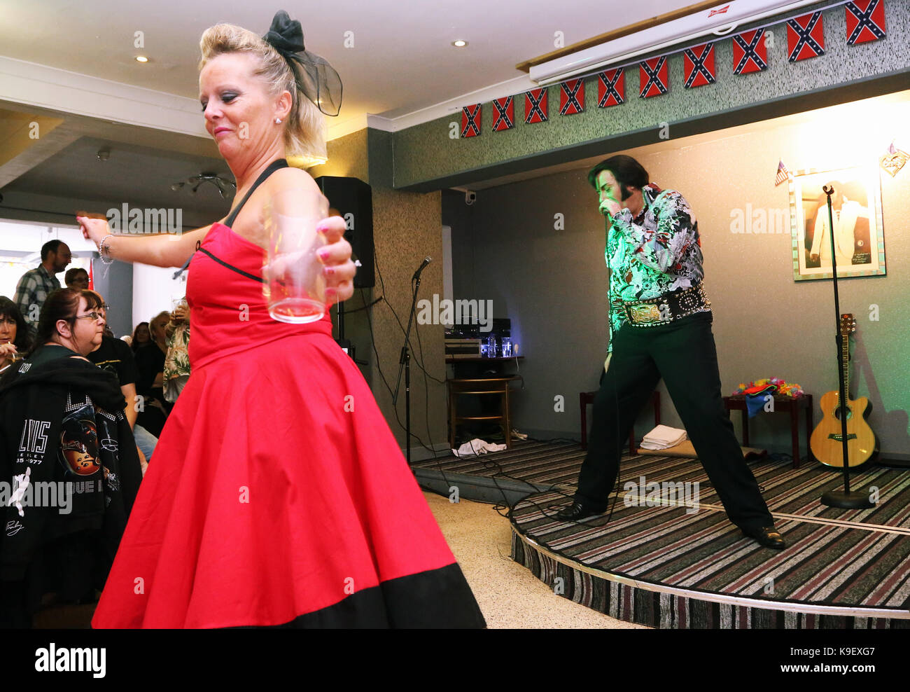 Nella foto: Un Elvis Presley impersonator esegue al Brentwood Hotel, che è stata rinominata Heartbreak Hotel per il festival. Venerdì 22 Settemb Foto Stock