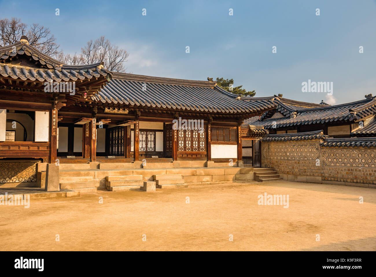 Un coreano tradizionale edificio all interno del sito patrimonio mondiale dell'unesco del palazzo di Changdeokgung a Seul Foto Stock