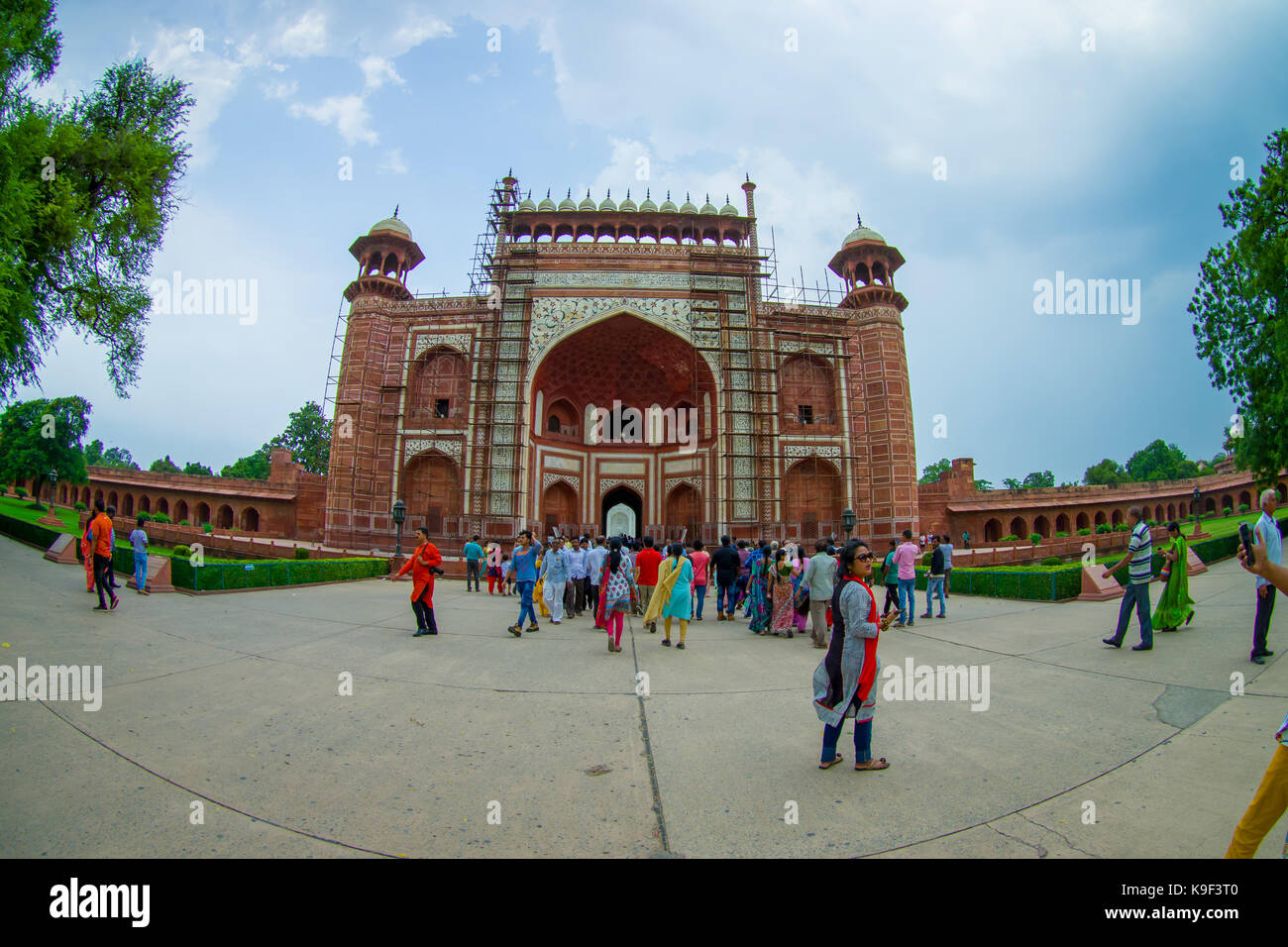 Agra, India - 20 settembre 2017: persone non identificate presso il grande cancello, darwaza-ho rauza, ingresso principale alla tomba, sito patrimonio mondiale dell'unesco, Agra, Foto Stock