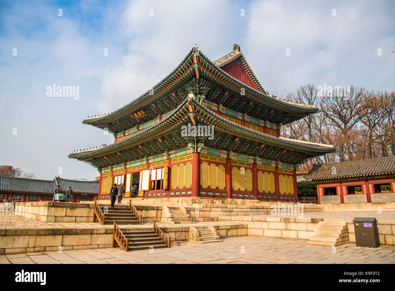 Seoul, Corea del Sud - 31 dicembre 2016 - un coreano tradizionale edificio all interno del sito patrimonio mondiale dell'unesco del palazzo di Changdeokgung a Seul Foto Stock