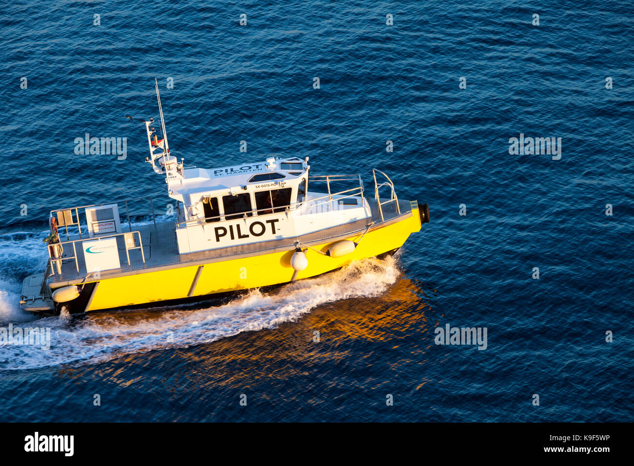 Philipsburg, Sint Maarten. Porto barca pilota avvicinando Crociera. Foto Stock