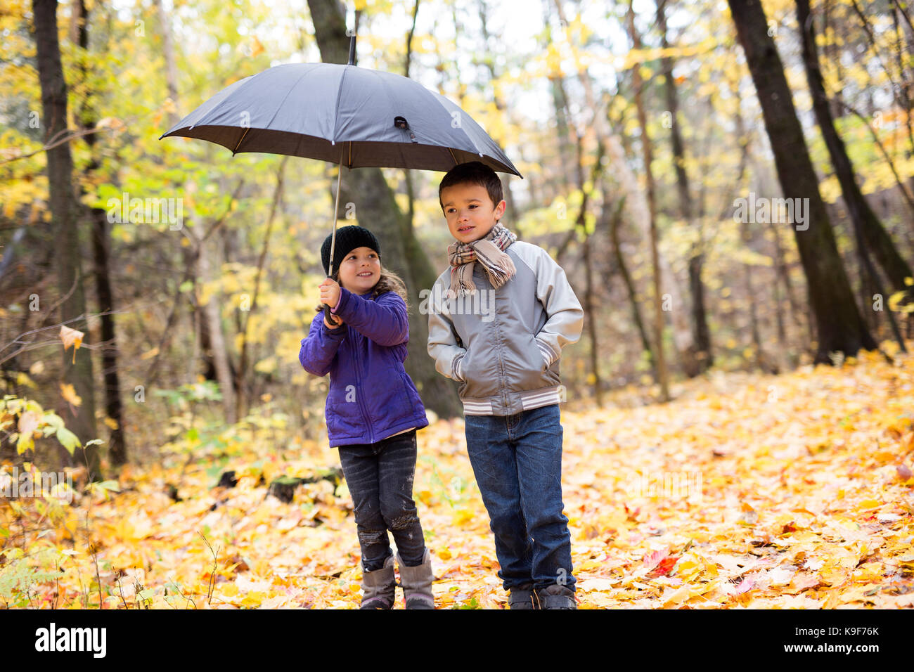 Due bambini felici giocando nel bellissimo parco di autunno Foto Stock