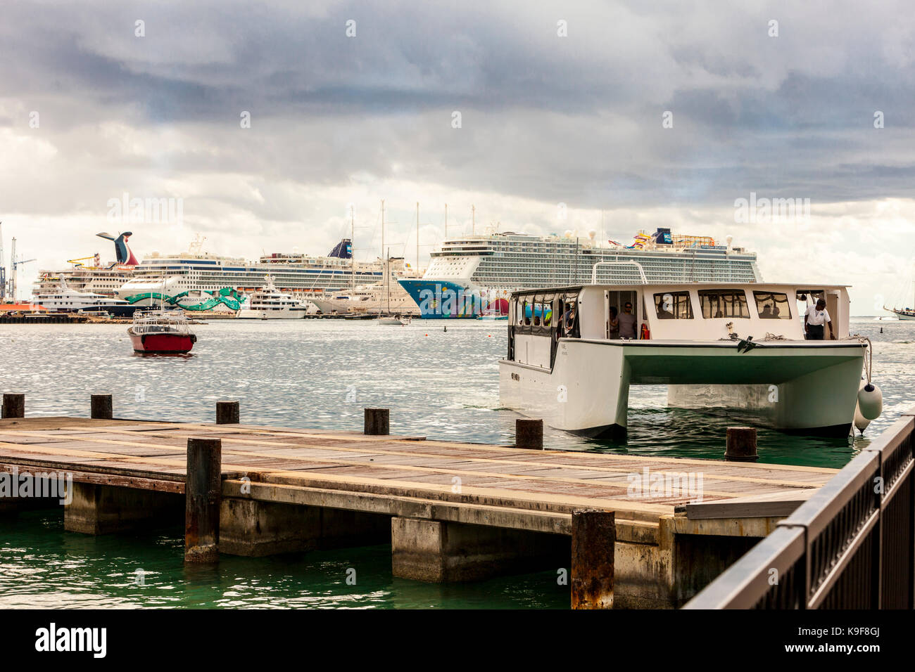 Philipsburg, Sint Maarten. Taxi acqueo, tre navi da crociera in background. Foto Stock
