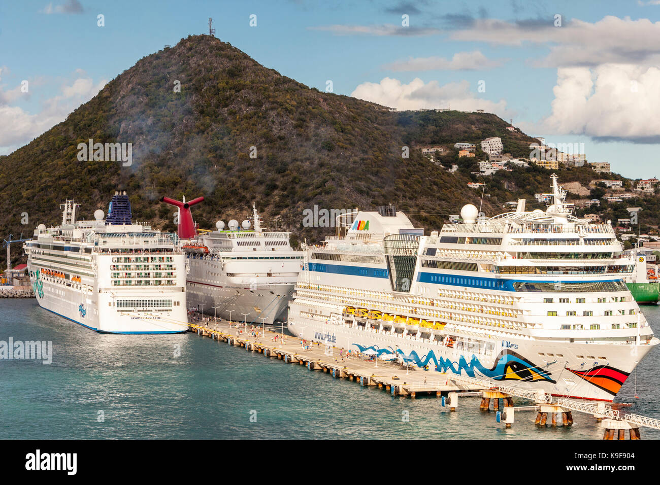 Philipsburg, Sint Maarten. Tre navi da crociera legato fino al molo: Jade norvegese, Carnevale fascino, Aida Mar. per solo uso editoriale. Foto Stock