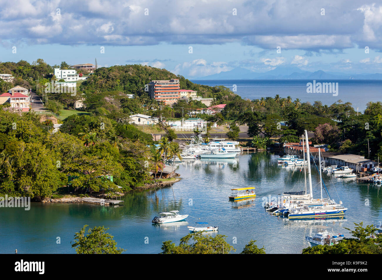 Castries, Santa Lucia. Piccola barca Porto. Martinica in distanza. Foto Stock