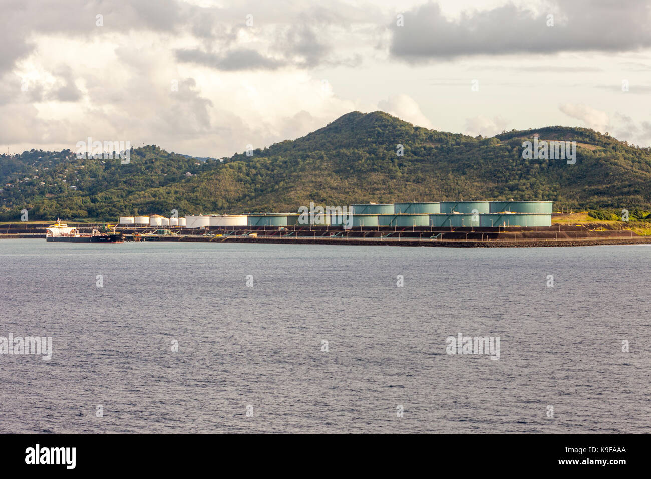 Santa Lucia. Buckeye di stoccaggio di carburante il terminale vicino a Castries. Foto Stock
