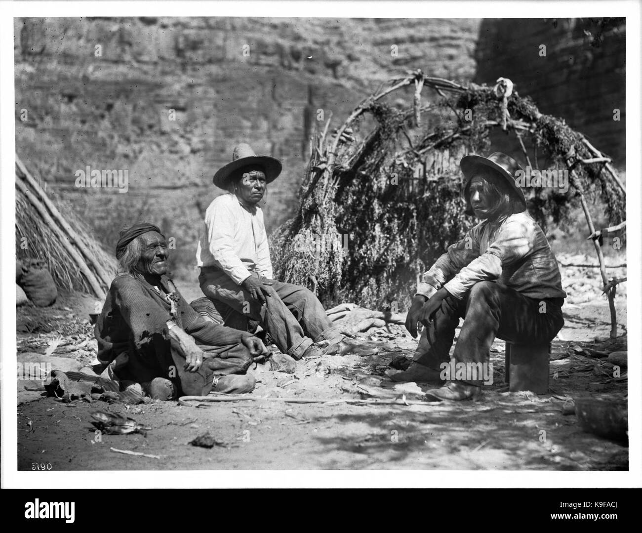 Vecchio indiano Havasupai uomo raccontare storie di altri due uomini seduti intorno a un falò, ca.1899 (CHS 3790) Foto Stock