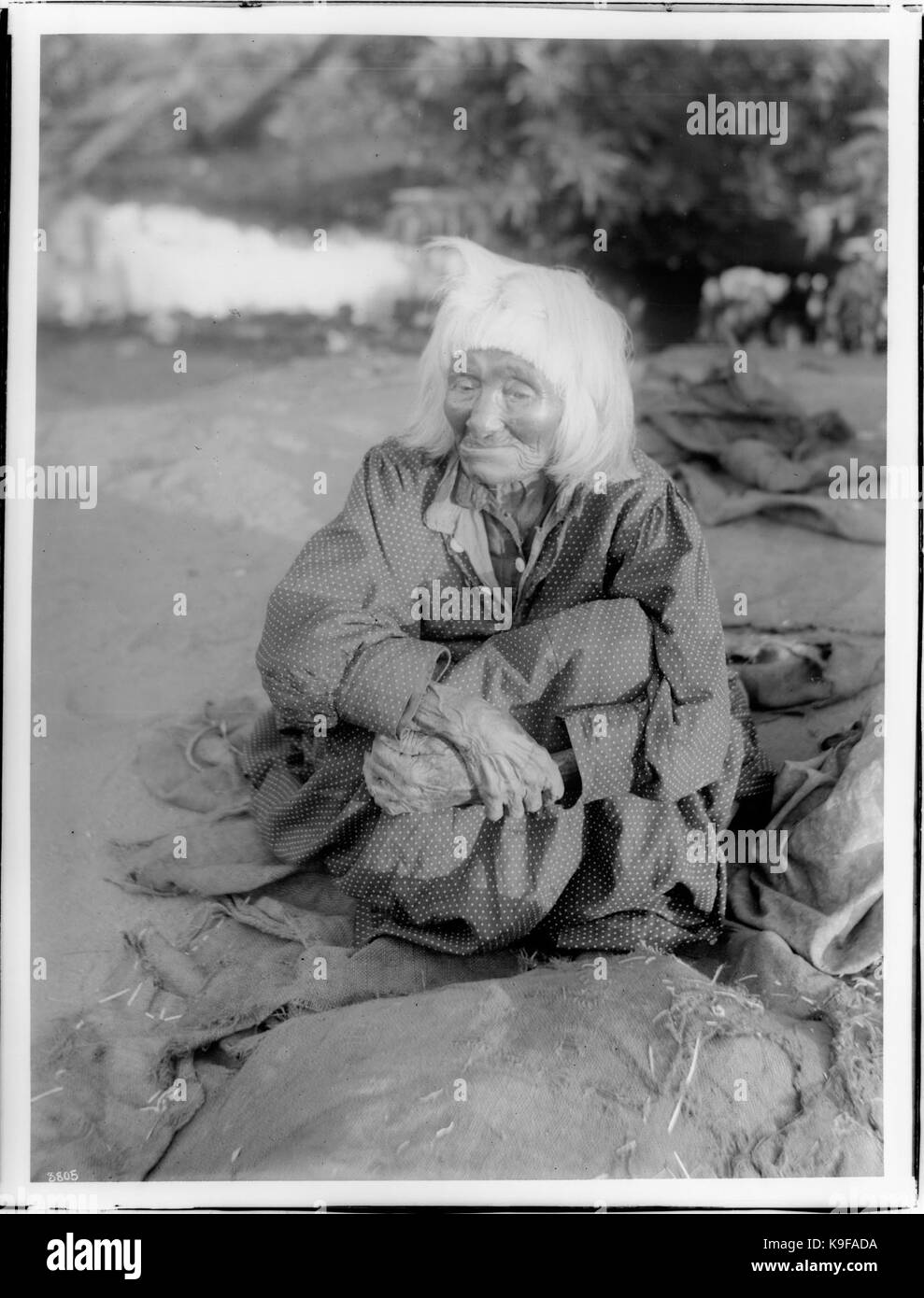 Vecchio Yokut donna indiana, Tule River Prenotazione vicino a Porterville, ca.1900 (CHS 3805) Foto Stock
