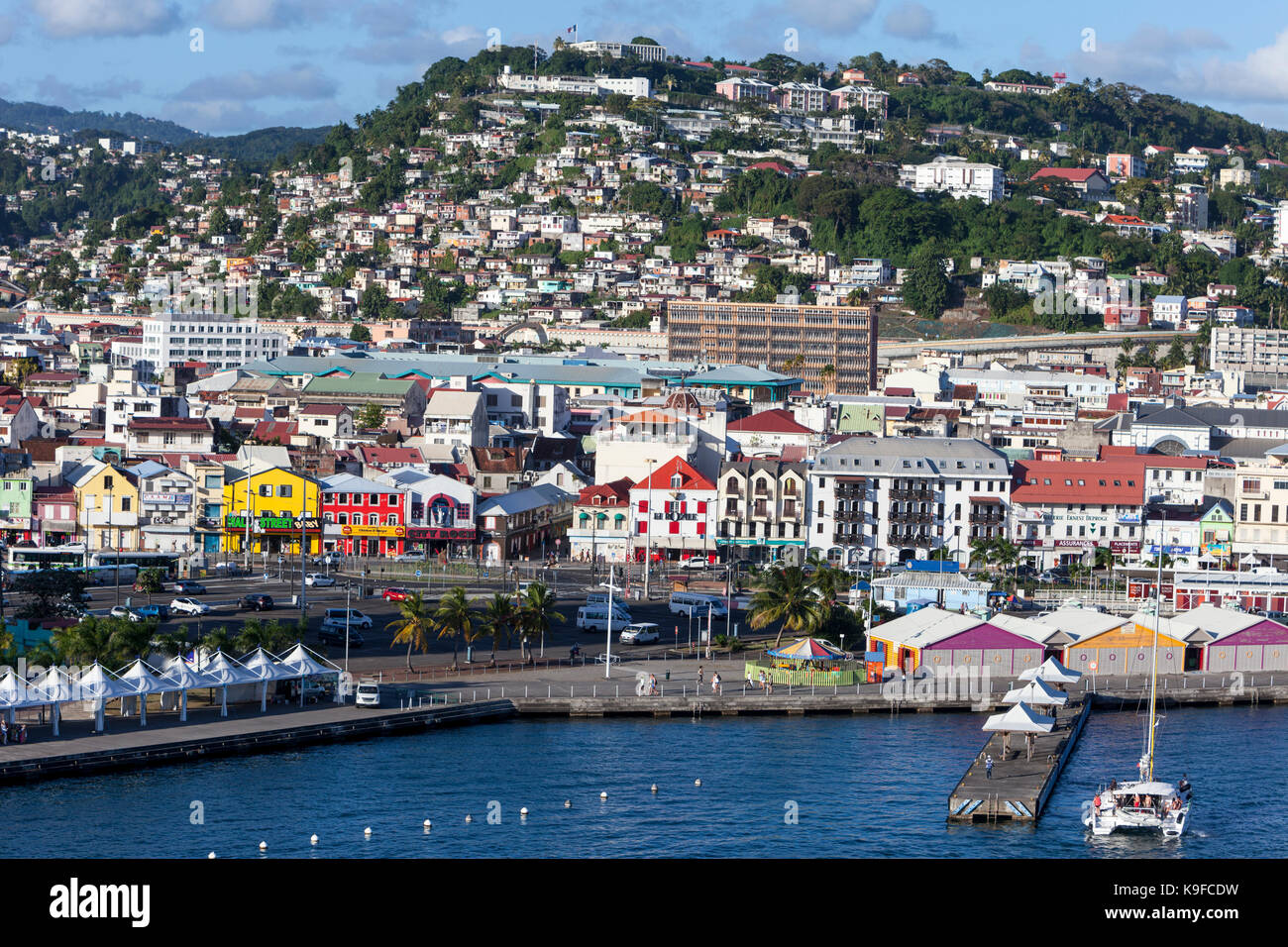Fort-de-France, Martinica. Vista della città dal porto, nel tardo pomeriggio. Foto Stock