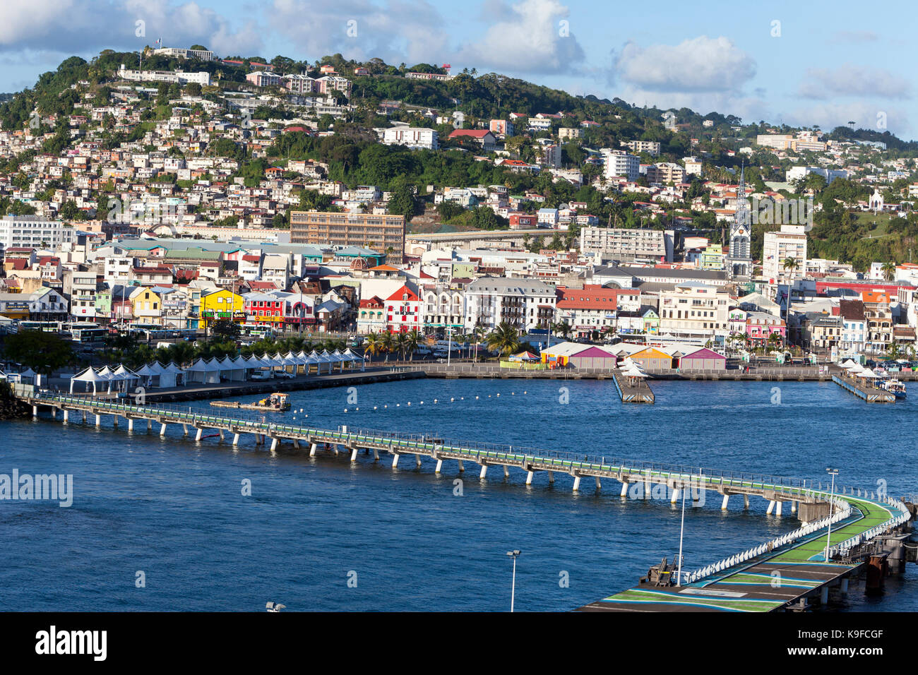 Fort-de-France, Martinica. Vista della città dal porto, nel tardo pomeriggio. Foto Stock