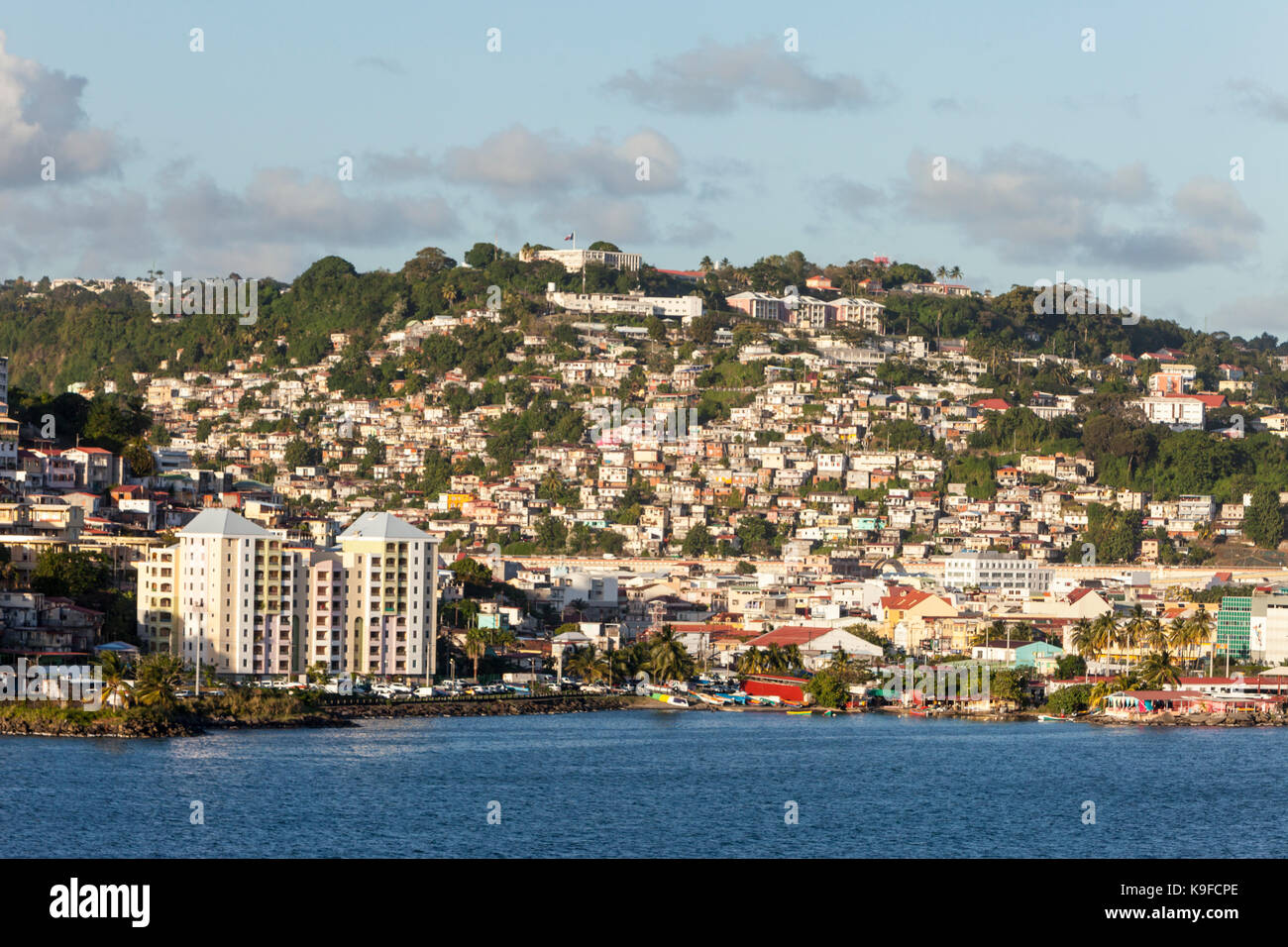 Fort-de-France, Martinica. Vista della città dal porto, nel tardo pomeriggio. Foto Stock