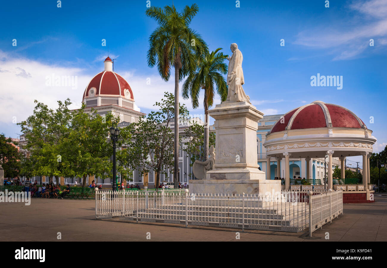 Vista di Jose Marti parco con la statua di Jose Marti, Cienfuegos, Cuba Foto Stock